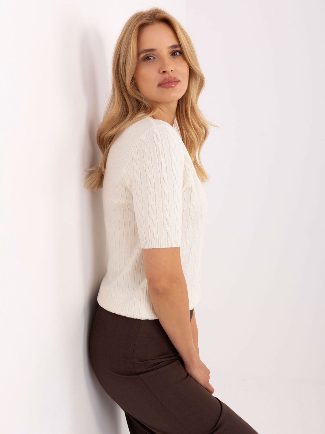 Stylischer beiger Pullover mit kurzen Ärmeln