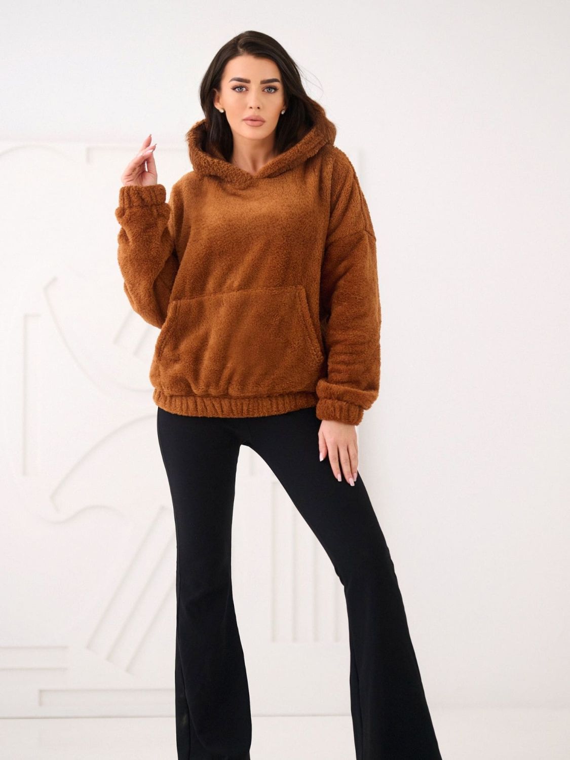 Beiger Kapuzenpullover mit Tasche