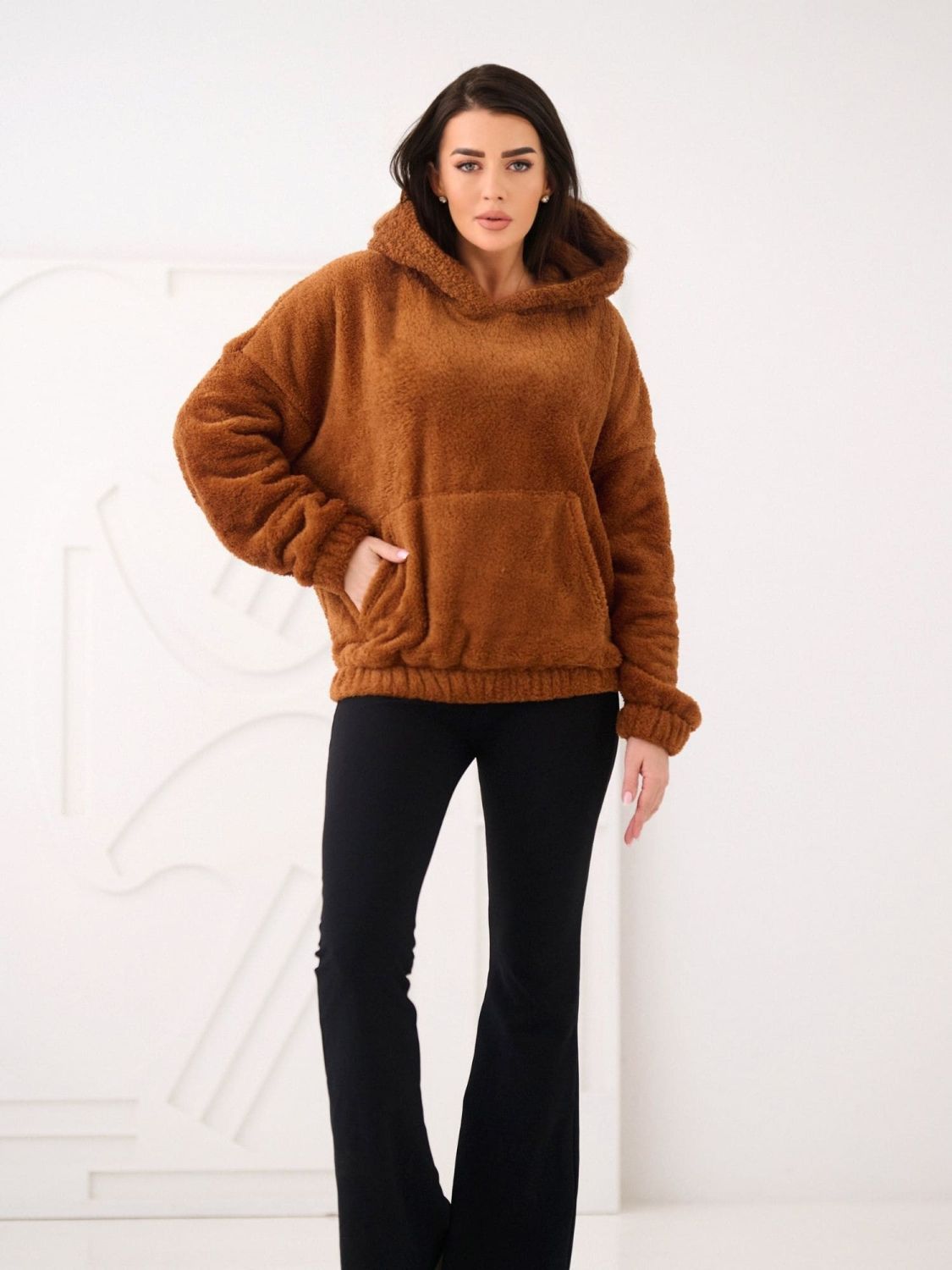 Beiger Kapuzenpullover mit Tasche