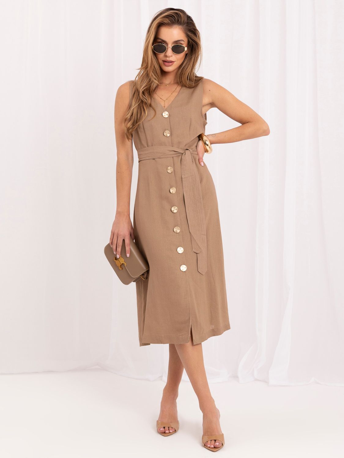 Beiges Midi-Kleid mit Gürtel und V-Ausschnitt