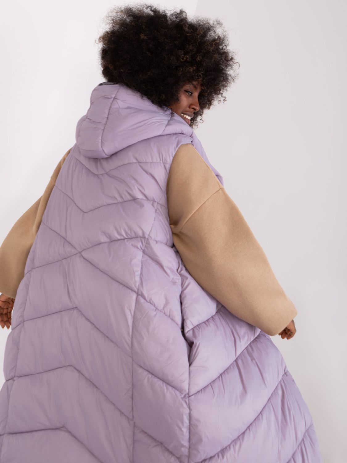 Lange, hellviolette Steppweste mit Kapuze