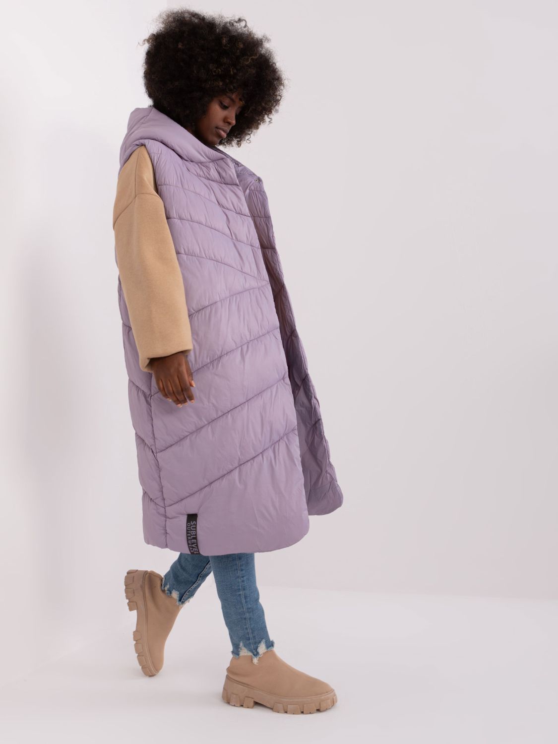 Lange, hellviolette Steppweste mit Kapuze