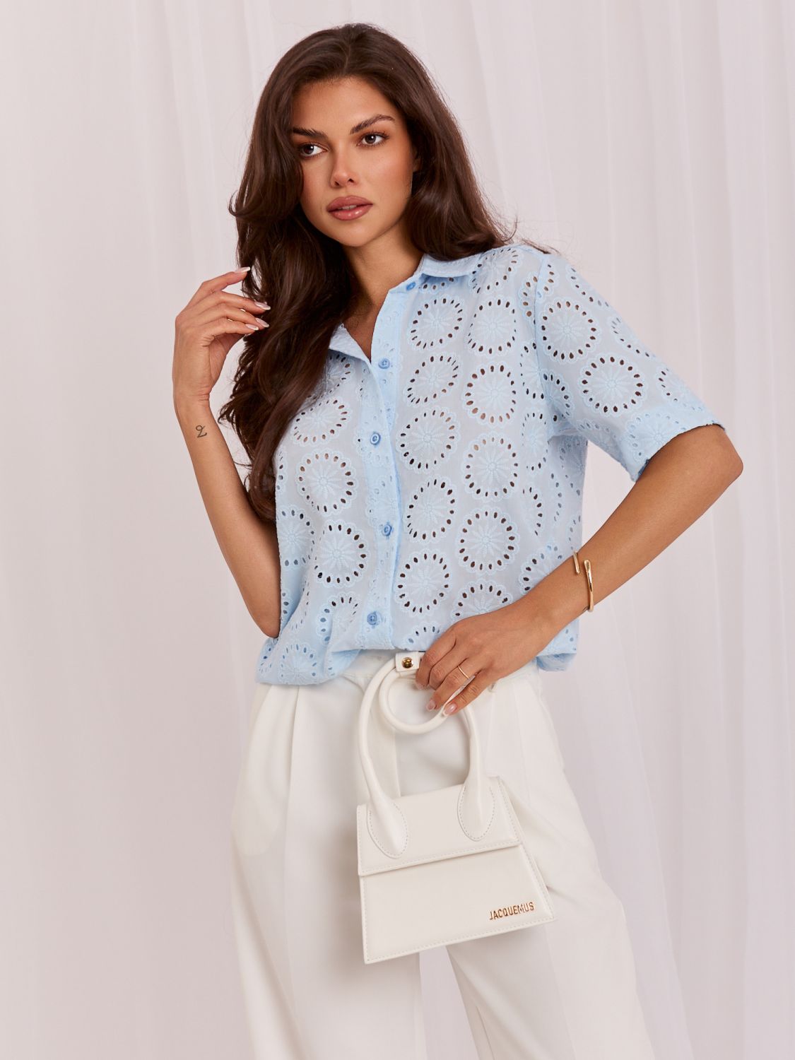 Hellblaue Baumwollbluse mit Ajourmuster