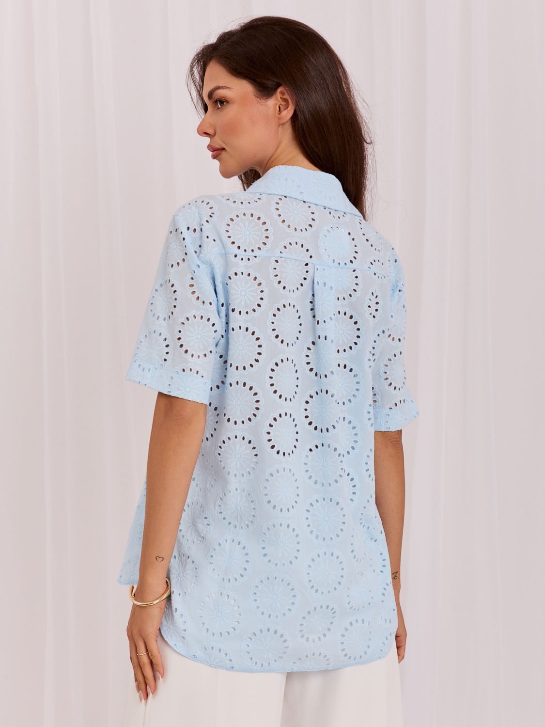 Hellblaue Baumwollbluse mit Ajourmuster
