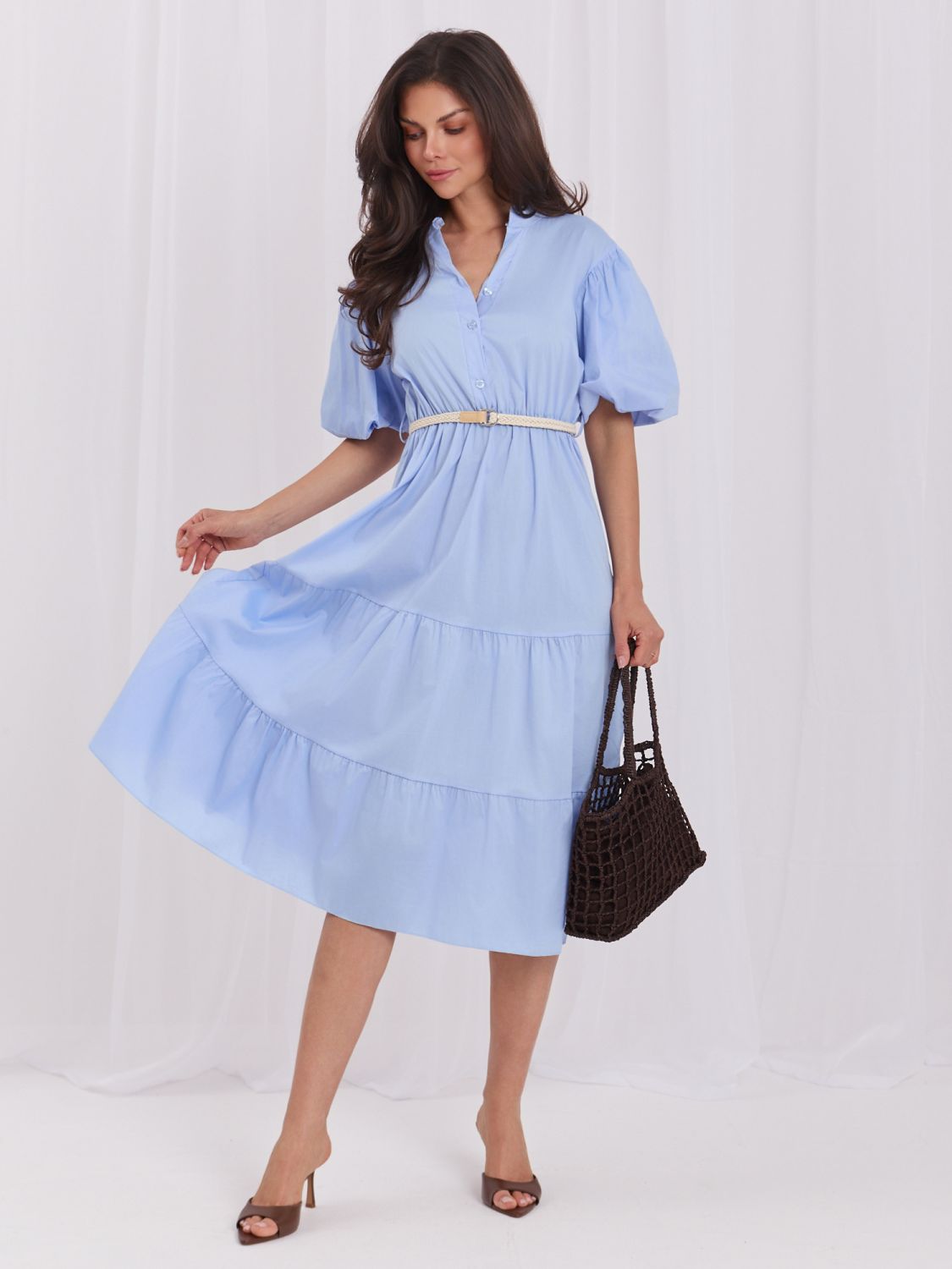 Hellblaues ausgestelltes Midi-Kleid mit Gürtel und Volant