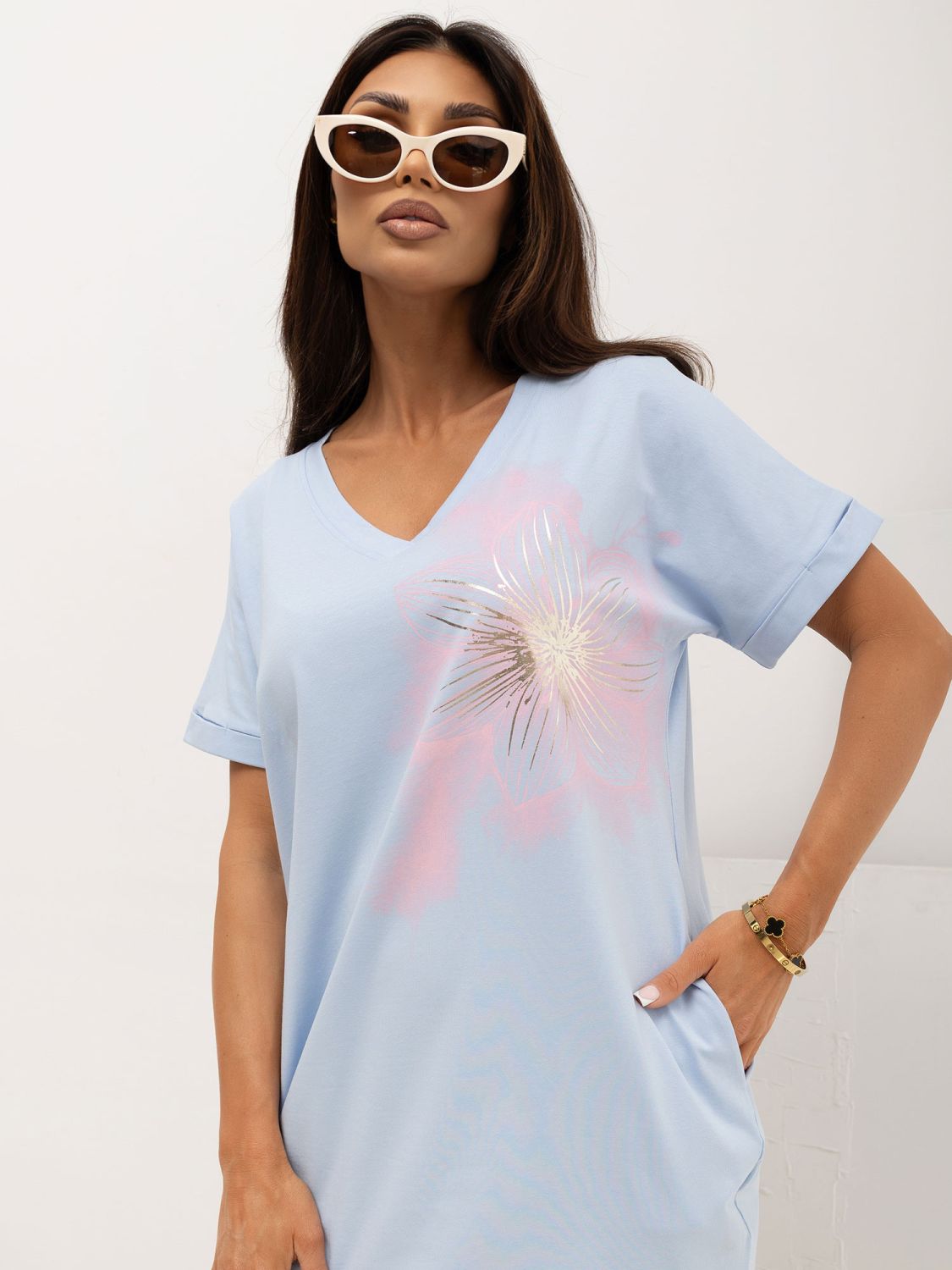 Hellblaues Sommerkleid mit Print und Taschen