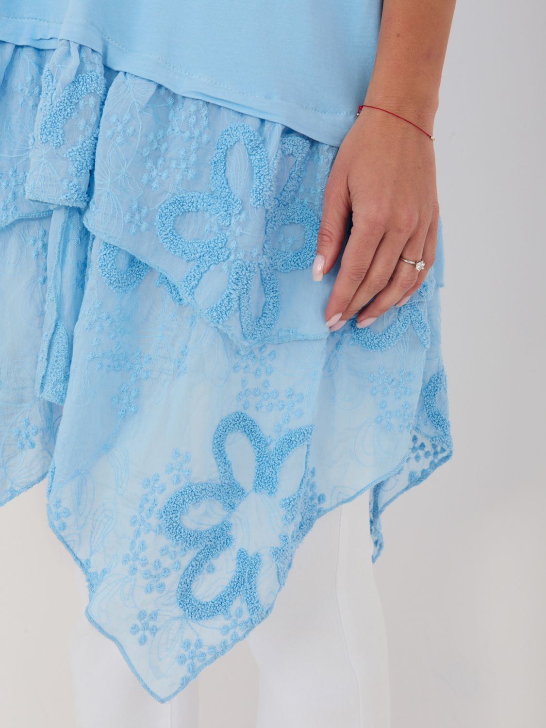 Hellblaue Baumwollbluse mit Volant und Stickerei