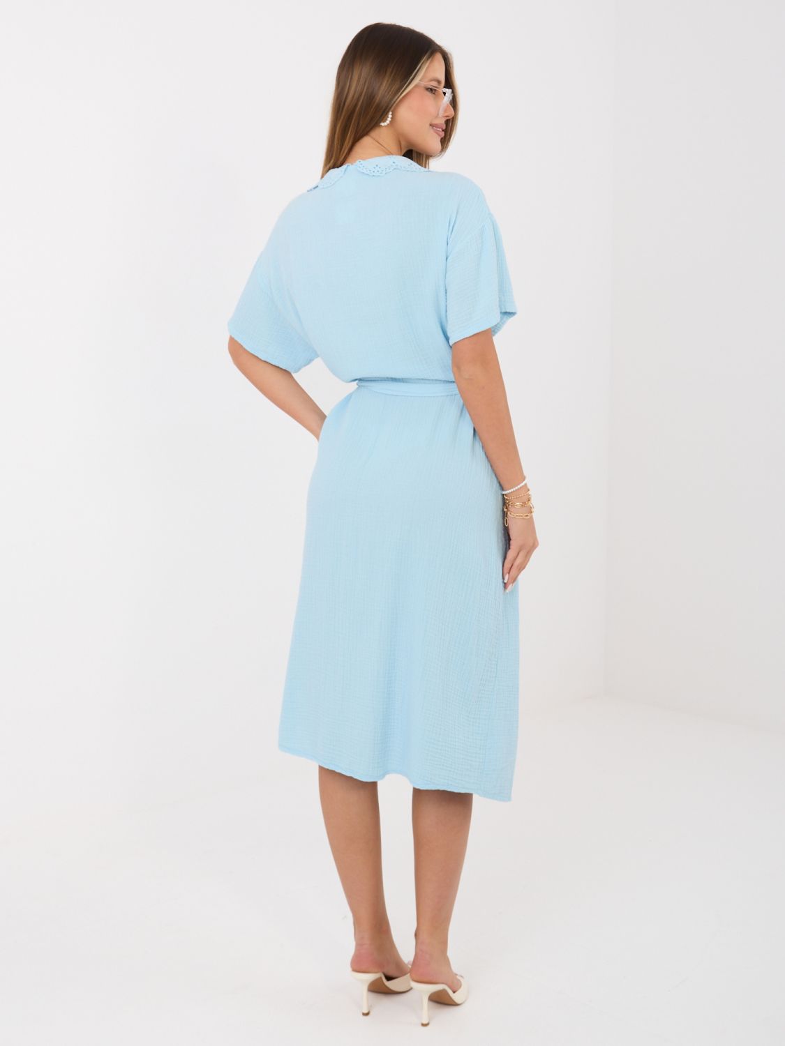 Hellblaues ausgestelltes Midi-Kleid mit Gürtel