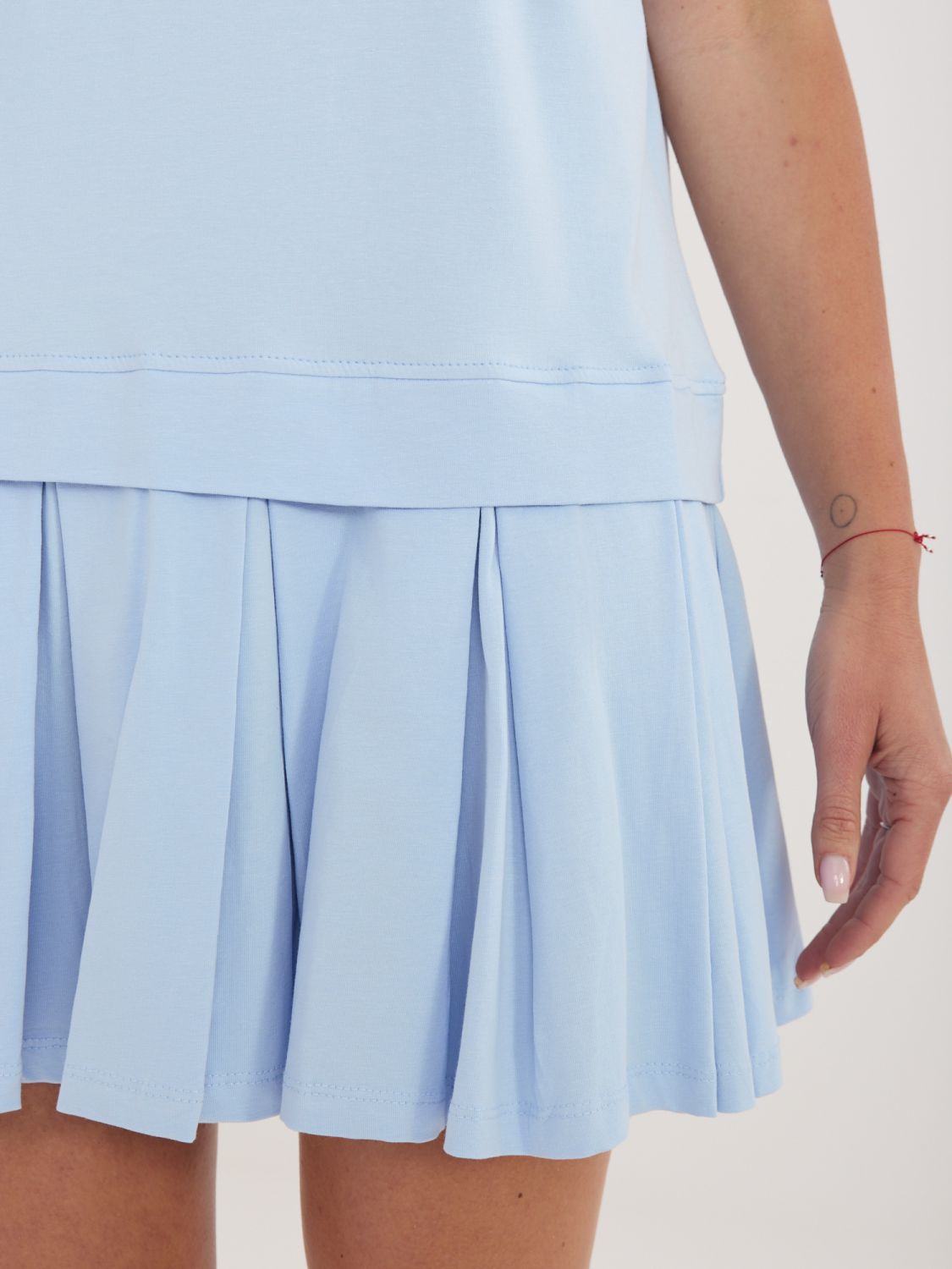 Hellblaues ausgestelltes Baumwoll-Minikleid