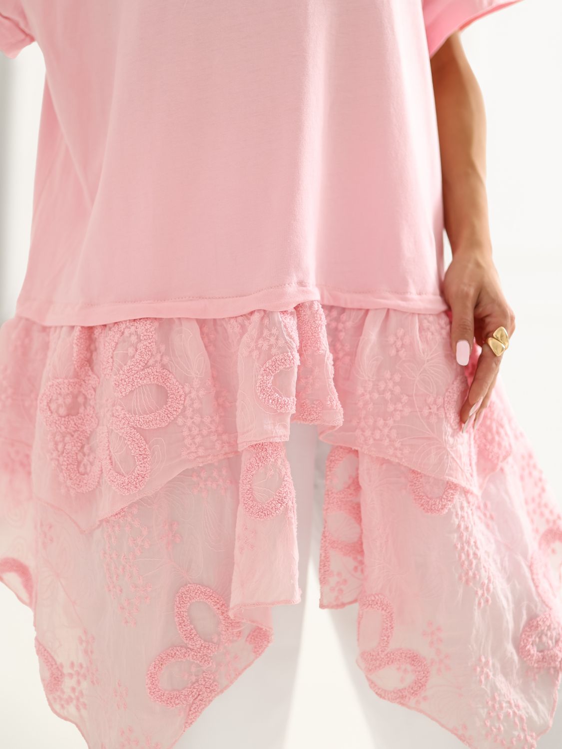 Rosa Baumwollbluse mit Volant und Stickerei