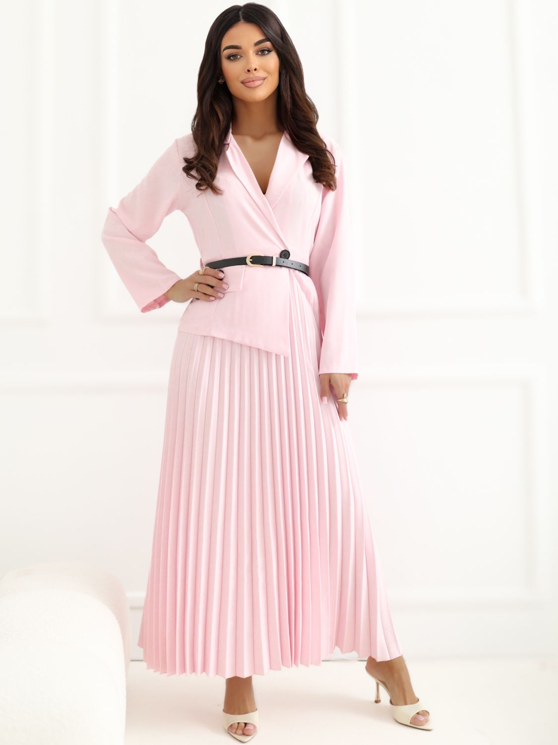 Elegantes ausgestelltes Midi-Kleid mit Gürtel und Kragen, rosa