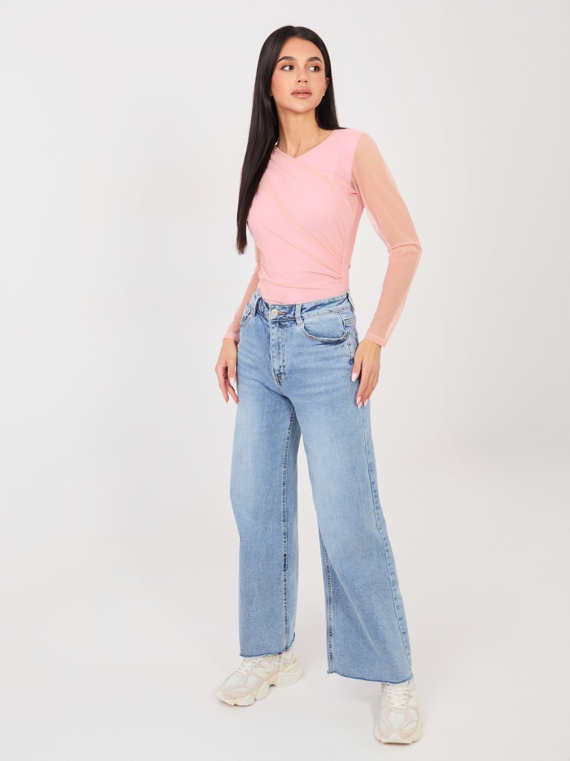 Eleganter rosa Body mit langen Ärmeln und Rundhalsausschnitt