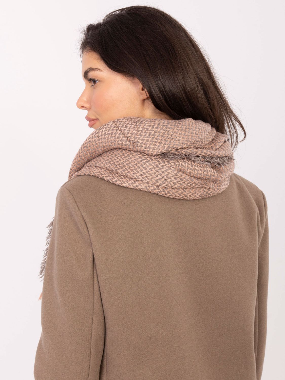 Rosa Schal mit Fischgrätmuster und Fransen