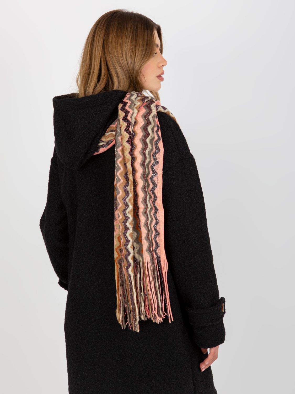 Heller rosa gemusterter Schal mit glänzendem Faden