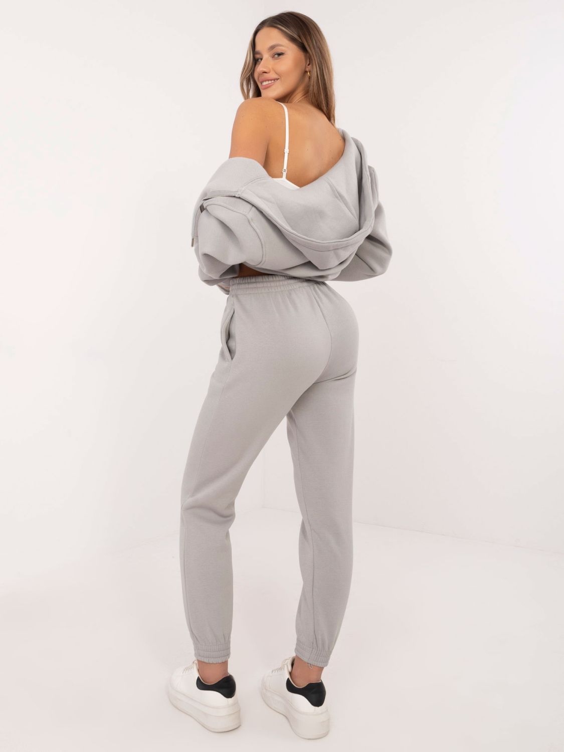 Hellgraue Jogginghose mit hohem Bund