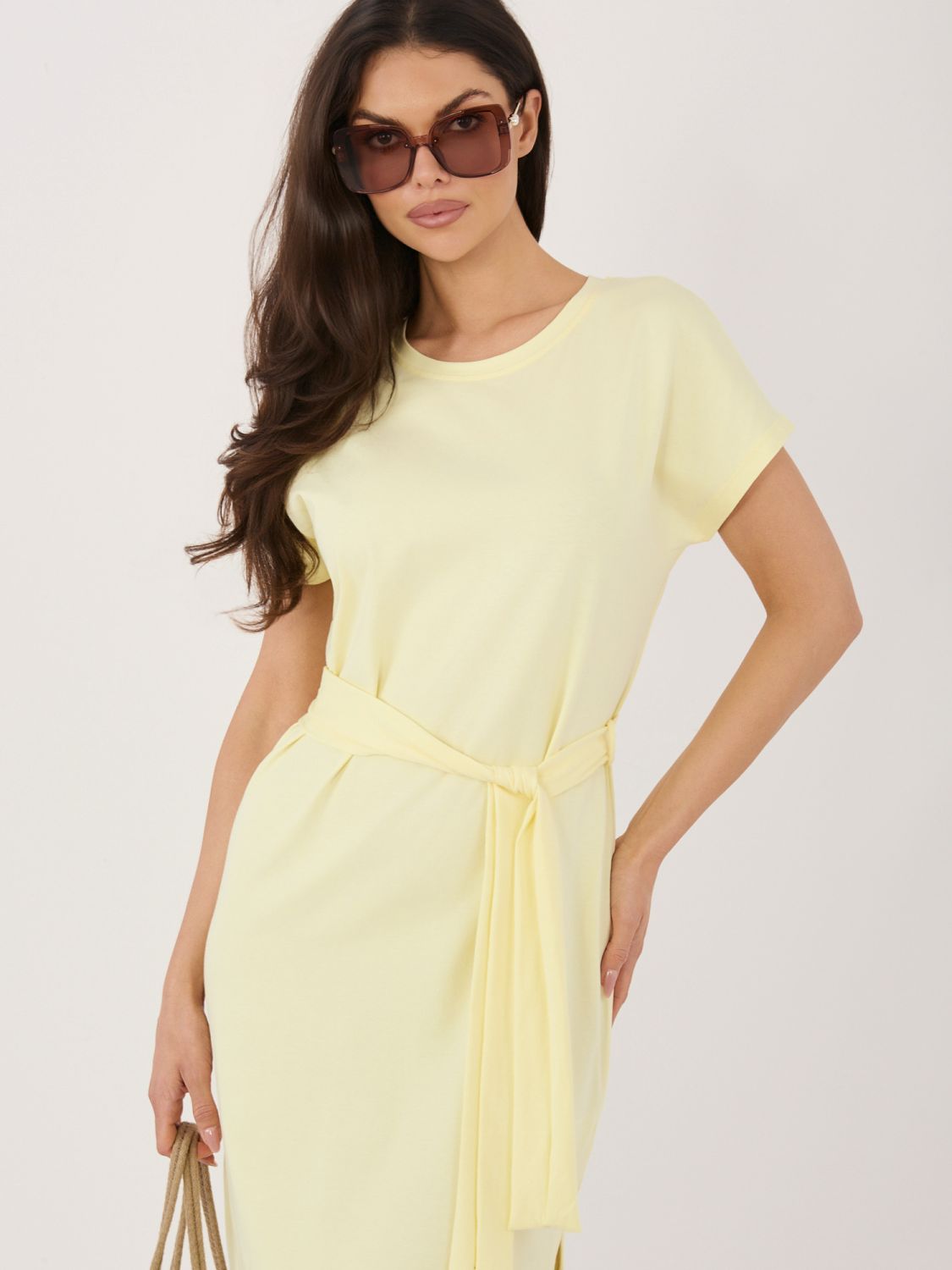 Sommerkleid aus Baumwolle in hellem Gelb mit Gürtel