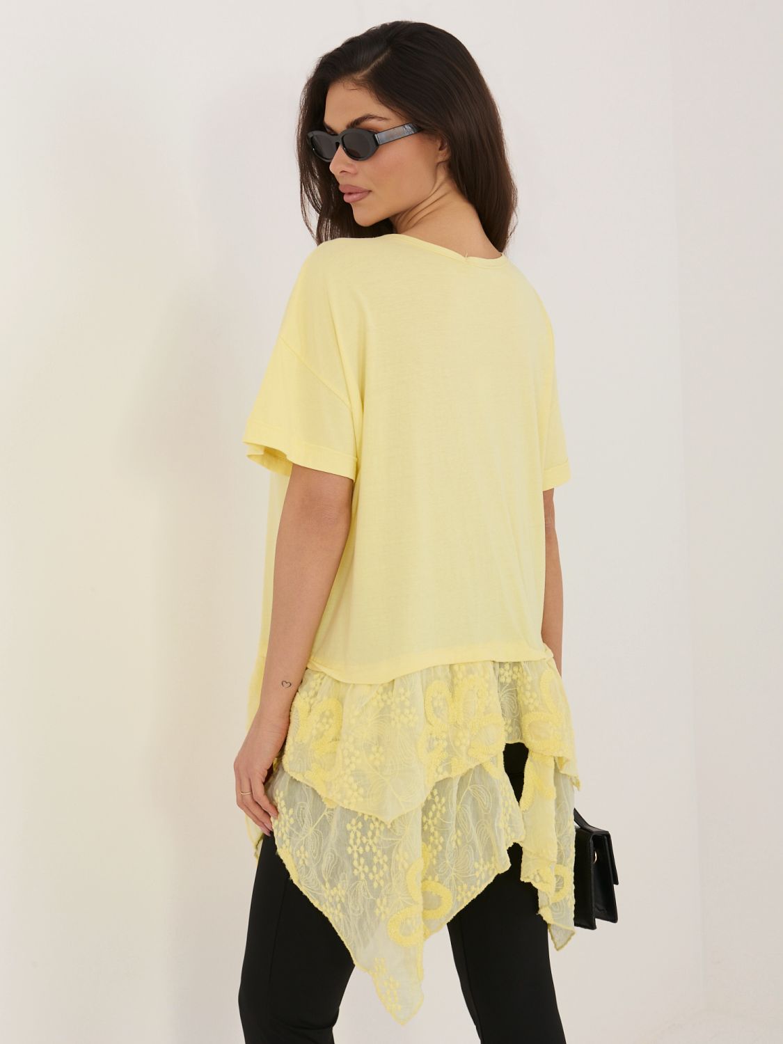 Gelbe Baumwollbluse mit Volant und Stickerei