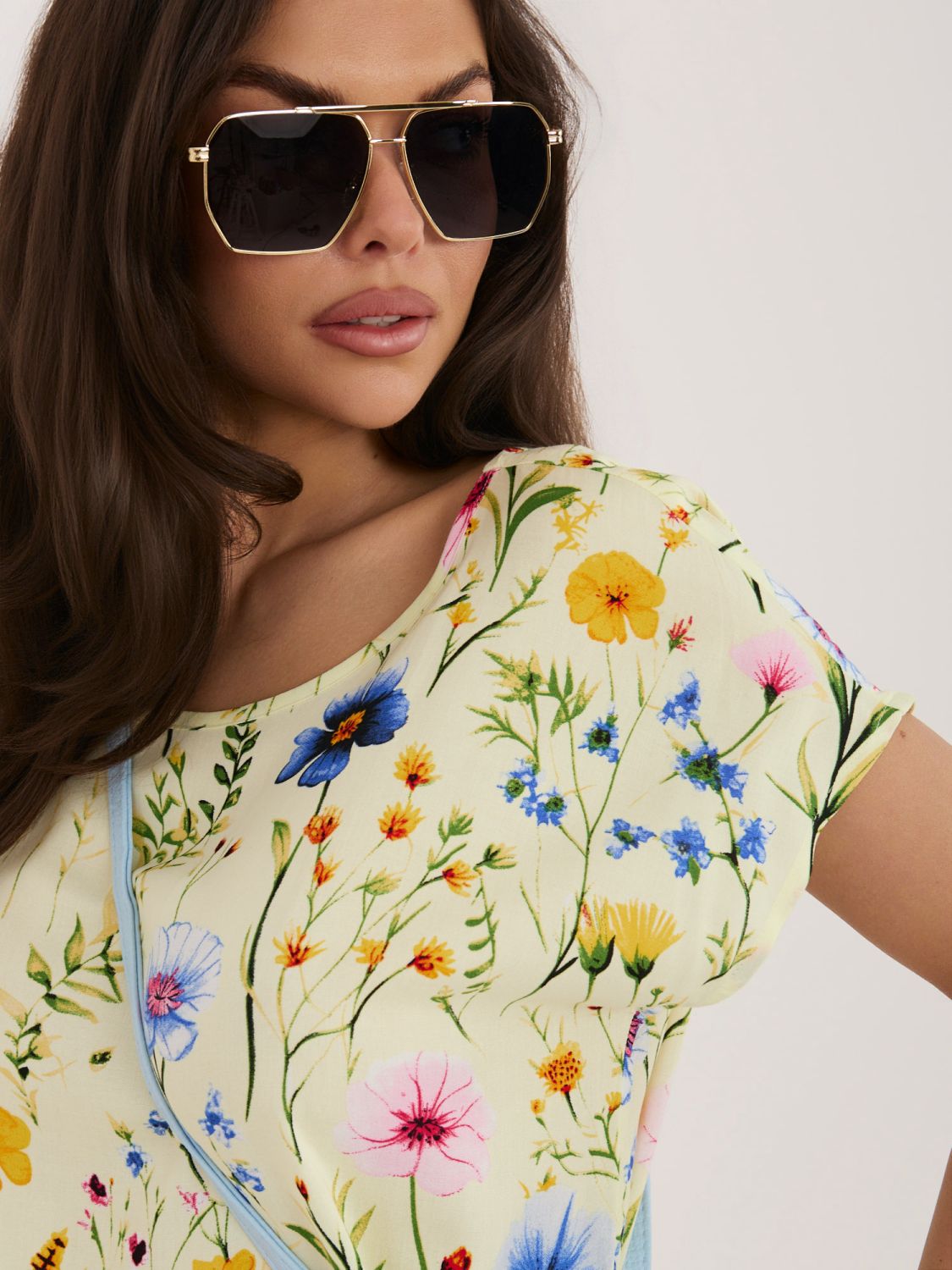 Gelbe Bluse mit Blumenmuster