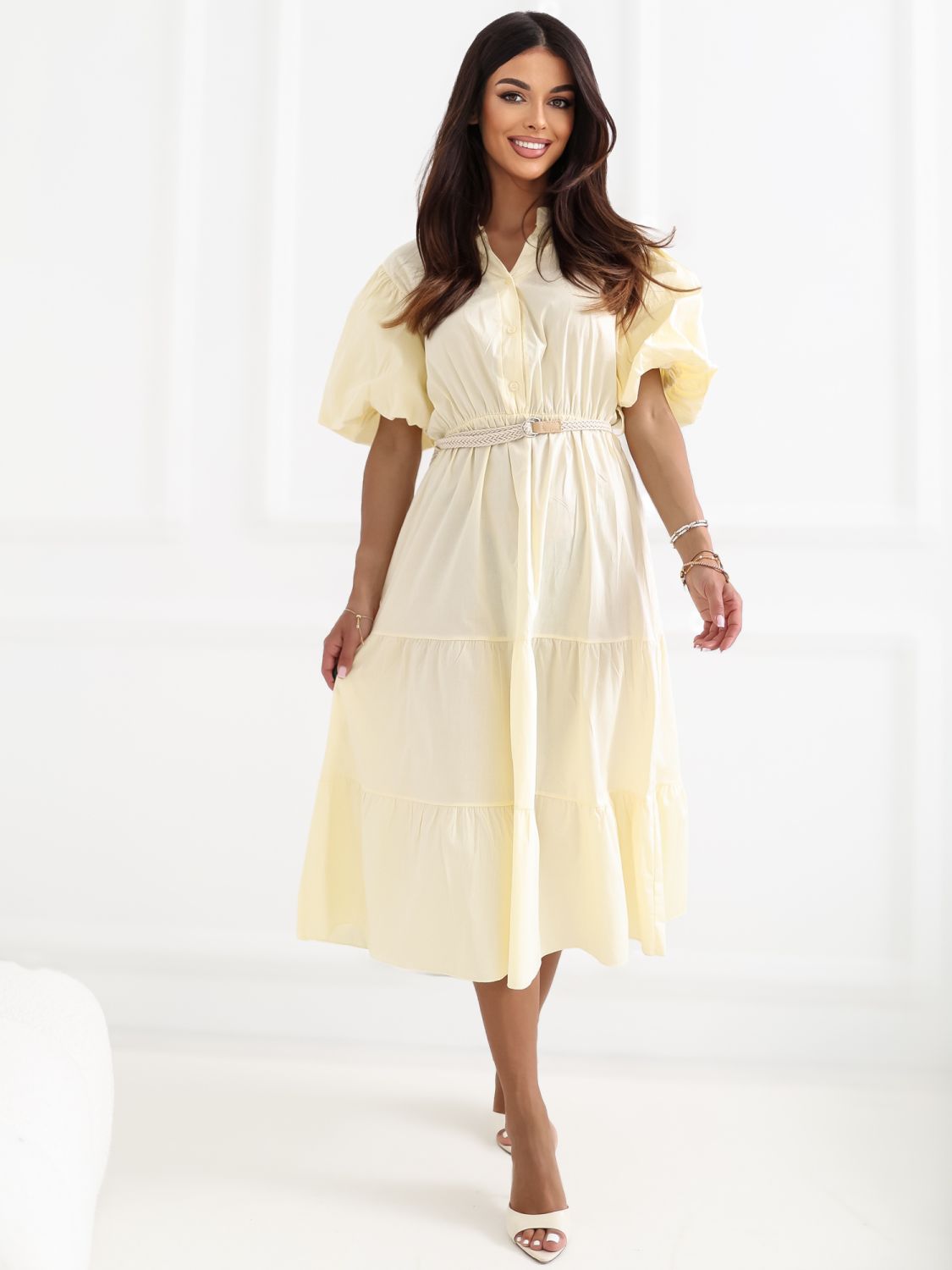 Gelbes ausgestelltes Midi-Kleid mit Gürtel