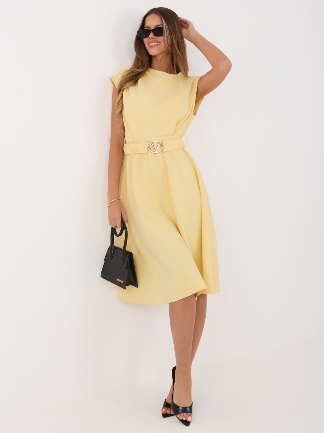 Gelbes ausgestelltes Midi-Kleid mit Gürtel