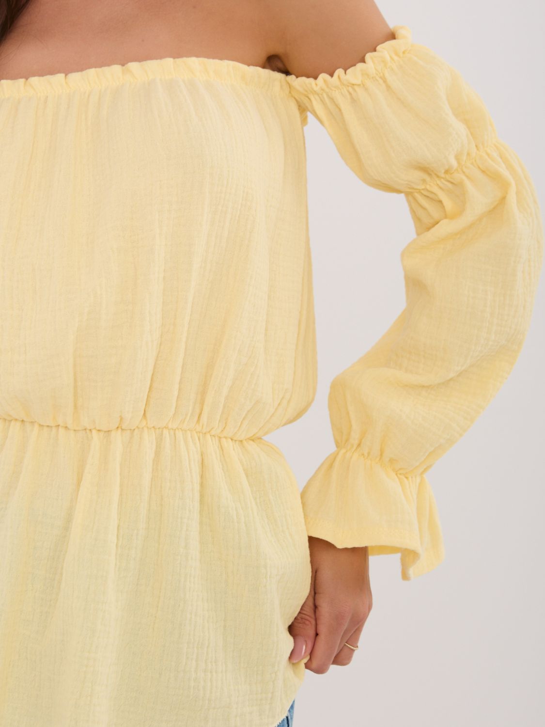 Gelbe Bluse mit Carmen-Ausschnitt und Puffärmeln