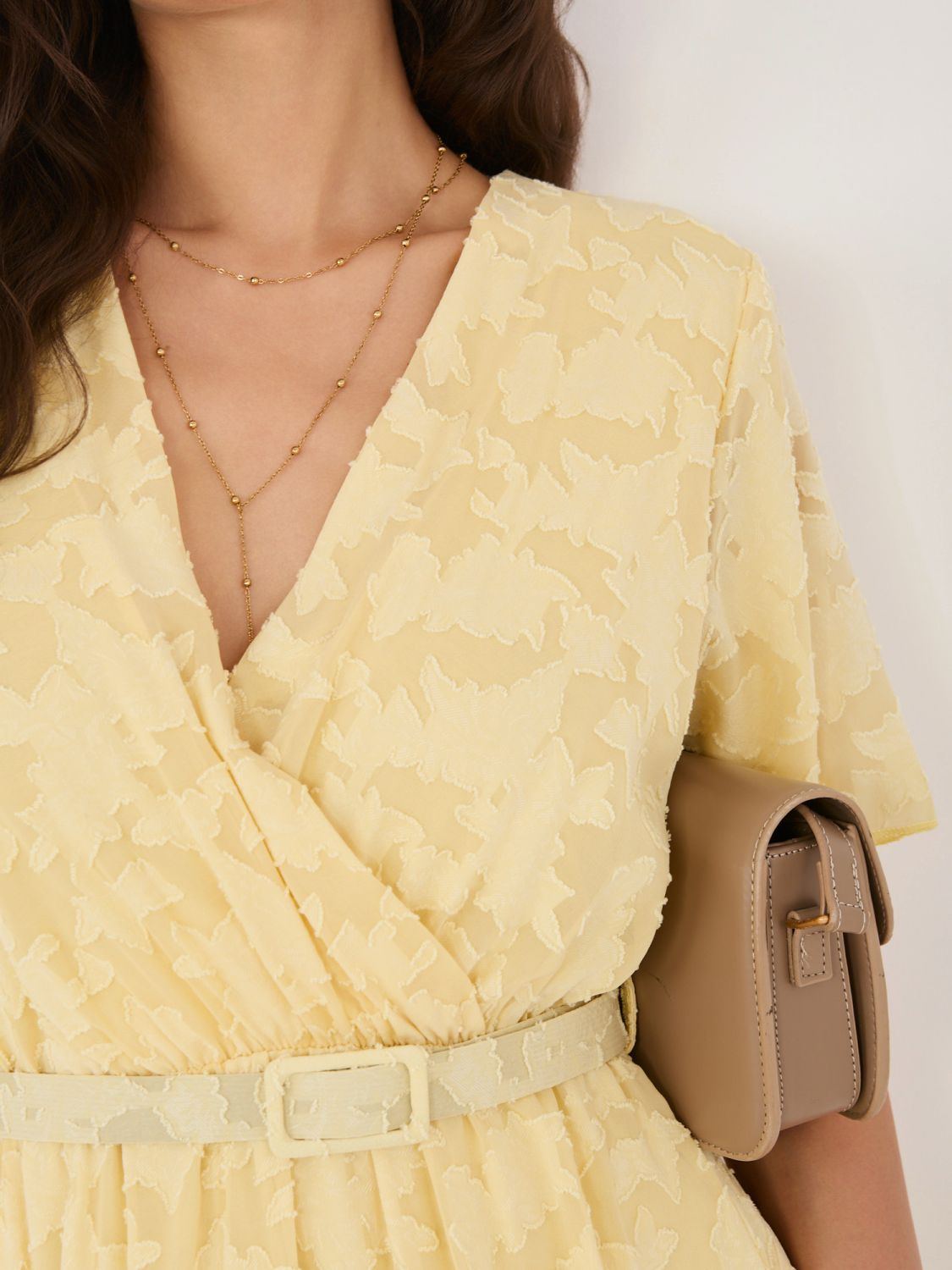 Gelbes ausgestelltes Midi-Kleid mit Gürtel
