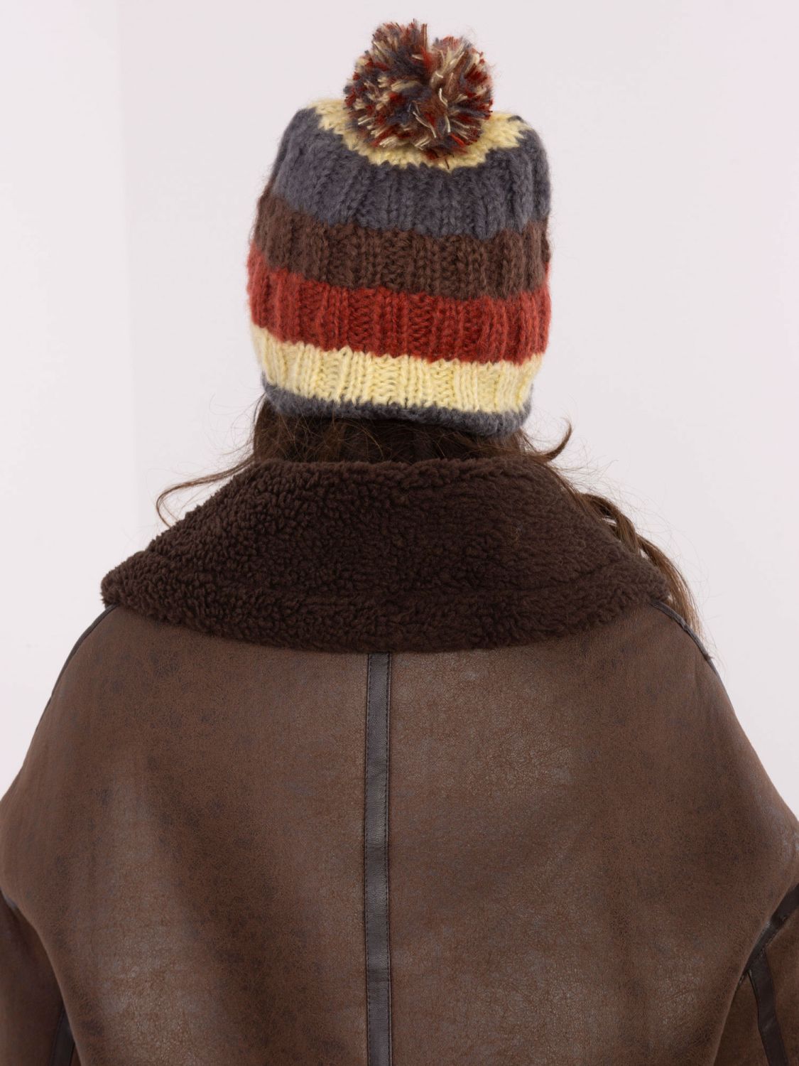 Gelbe gestreifte Mütze mit Pompon