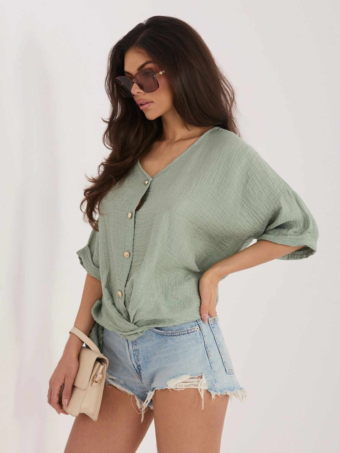 Moderne khakifarbene Bluse mit V-Ausschnitt und kurzen Ärmeln