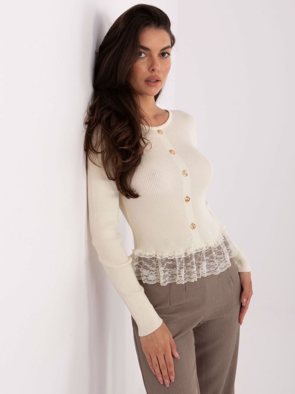 Eleganter beiger Pullover mit Spitze und Knöpfen