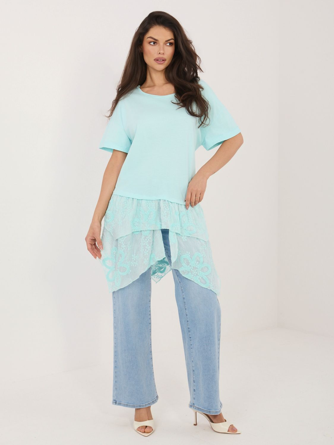 Mintgrüne Baumwollbluse mit Volant und Stickerei