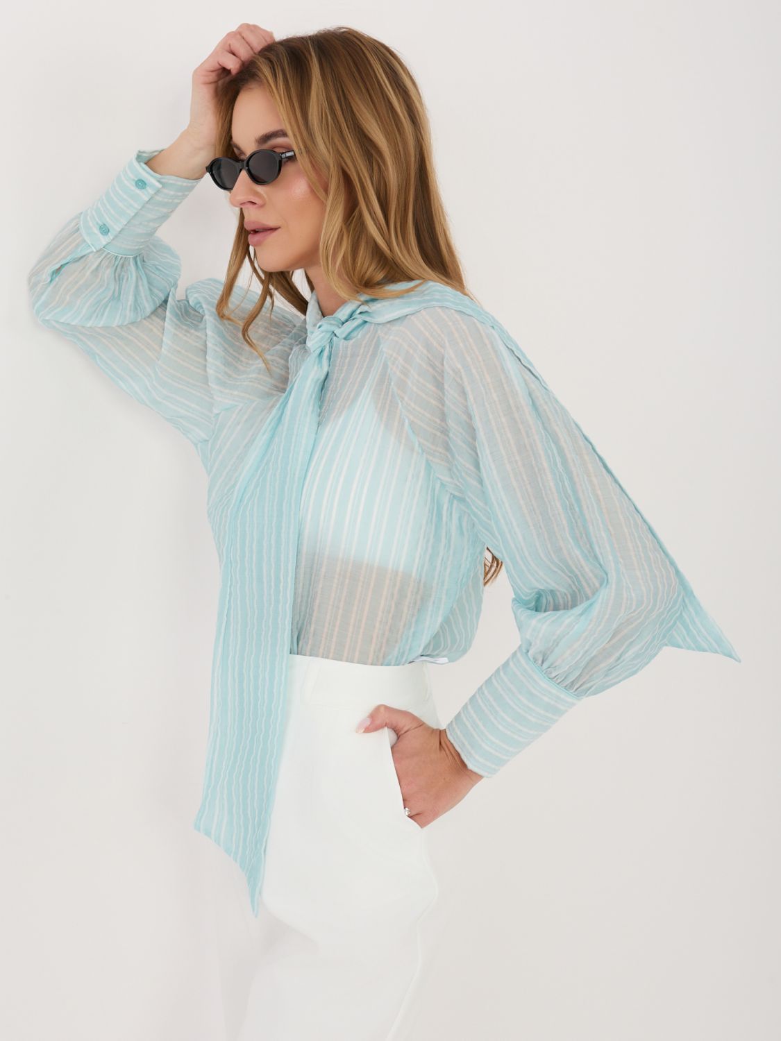 Mintgrünes gestreiftes Hemd mit Bindung und Puffärmeln