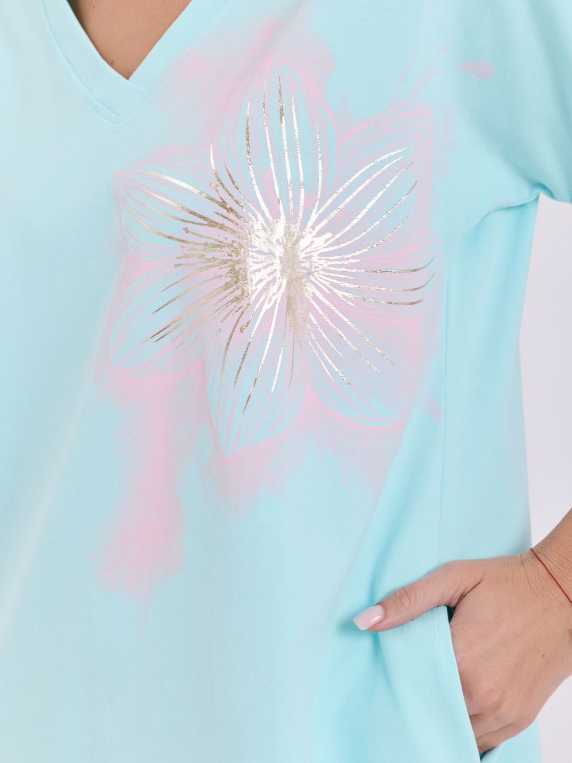 Mintgrünes Sommerkleid mit Print und Taschen