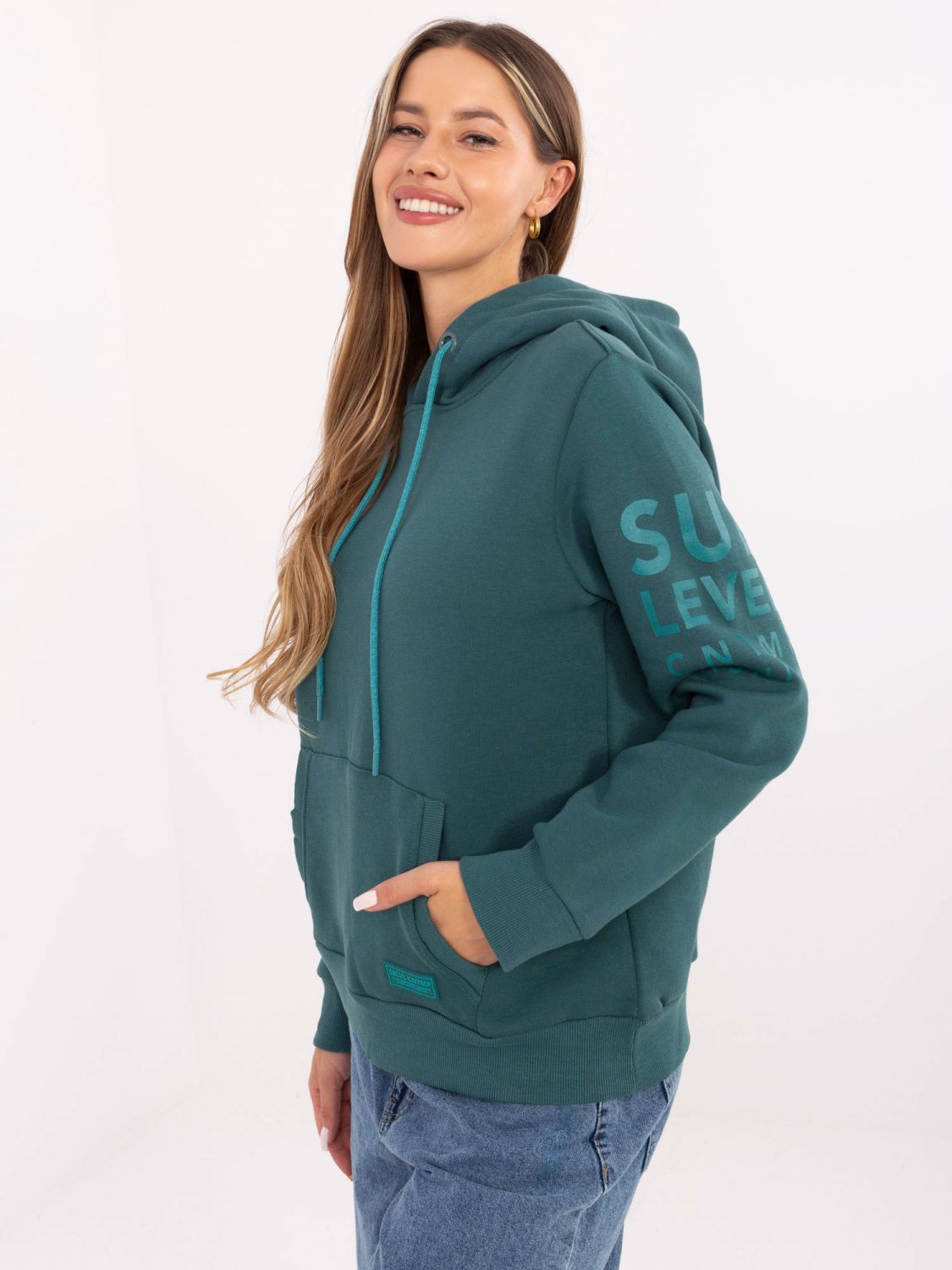 Modische blaue Kapuzenpullover