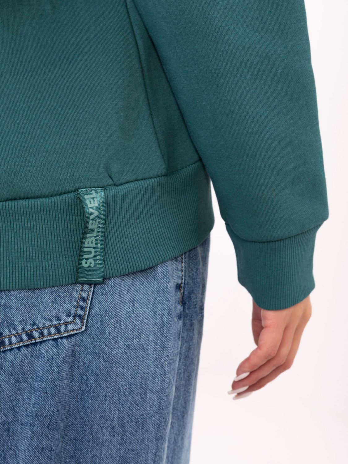 Modische blaue Kapuzenpullover