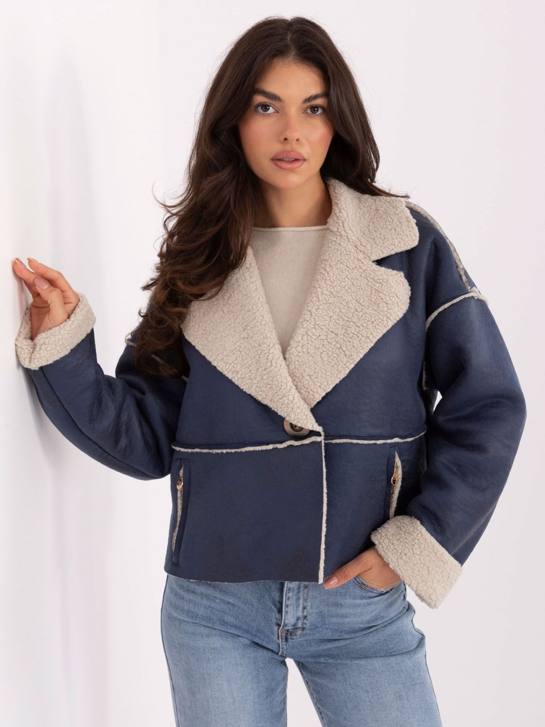 Kurze blaue Übergangsjacke ohne Kapuze