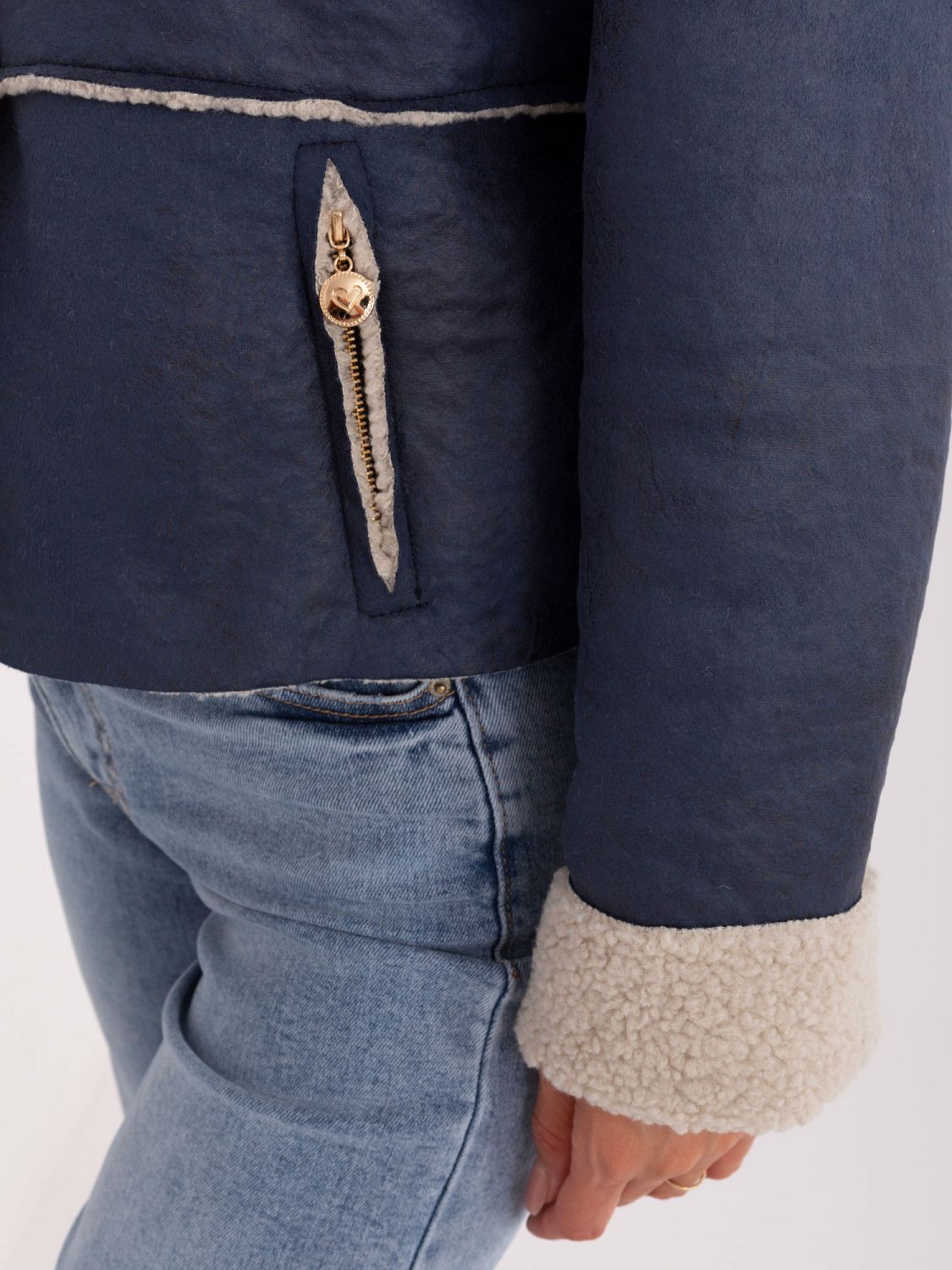 Kurze blaue Übergangsjacke ohne Kapuze