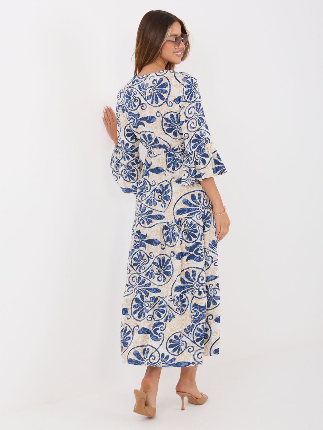 Blaues Midi-Kleid mit Print und Bindegürtel