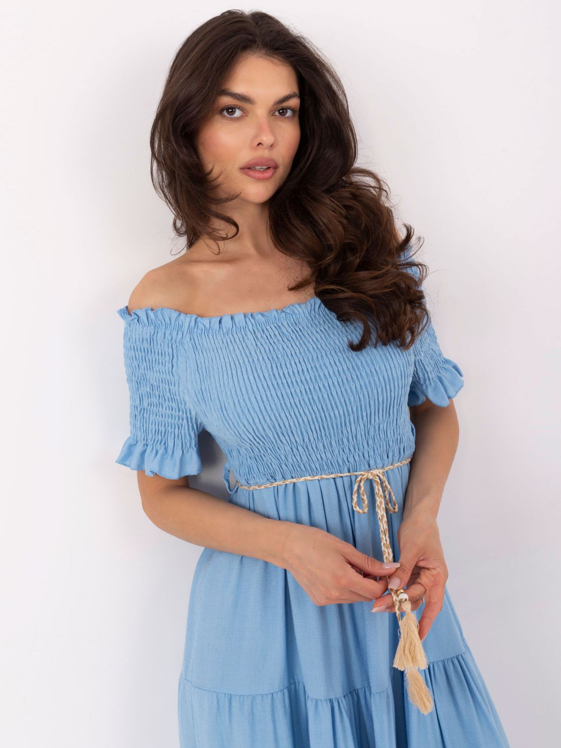 Ausgestellte blaue Kleid mit Gürtel