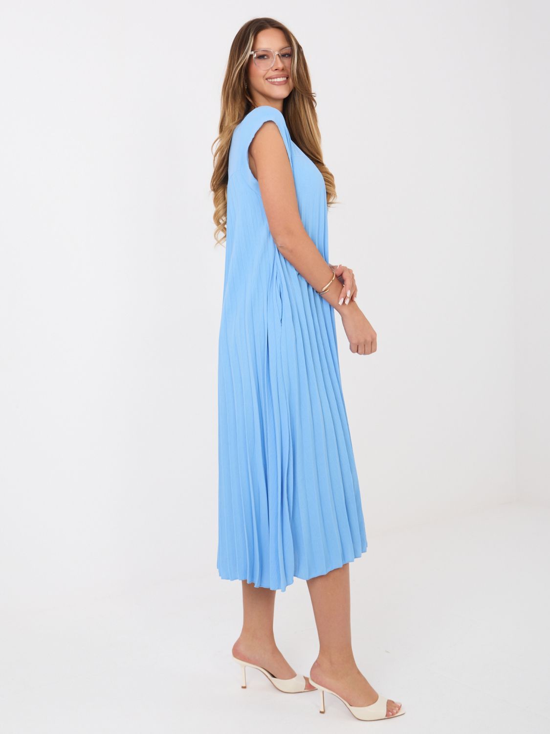 Blaues ärmelloses Cocktail-Midikleid