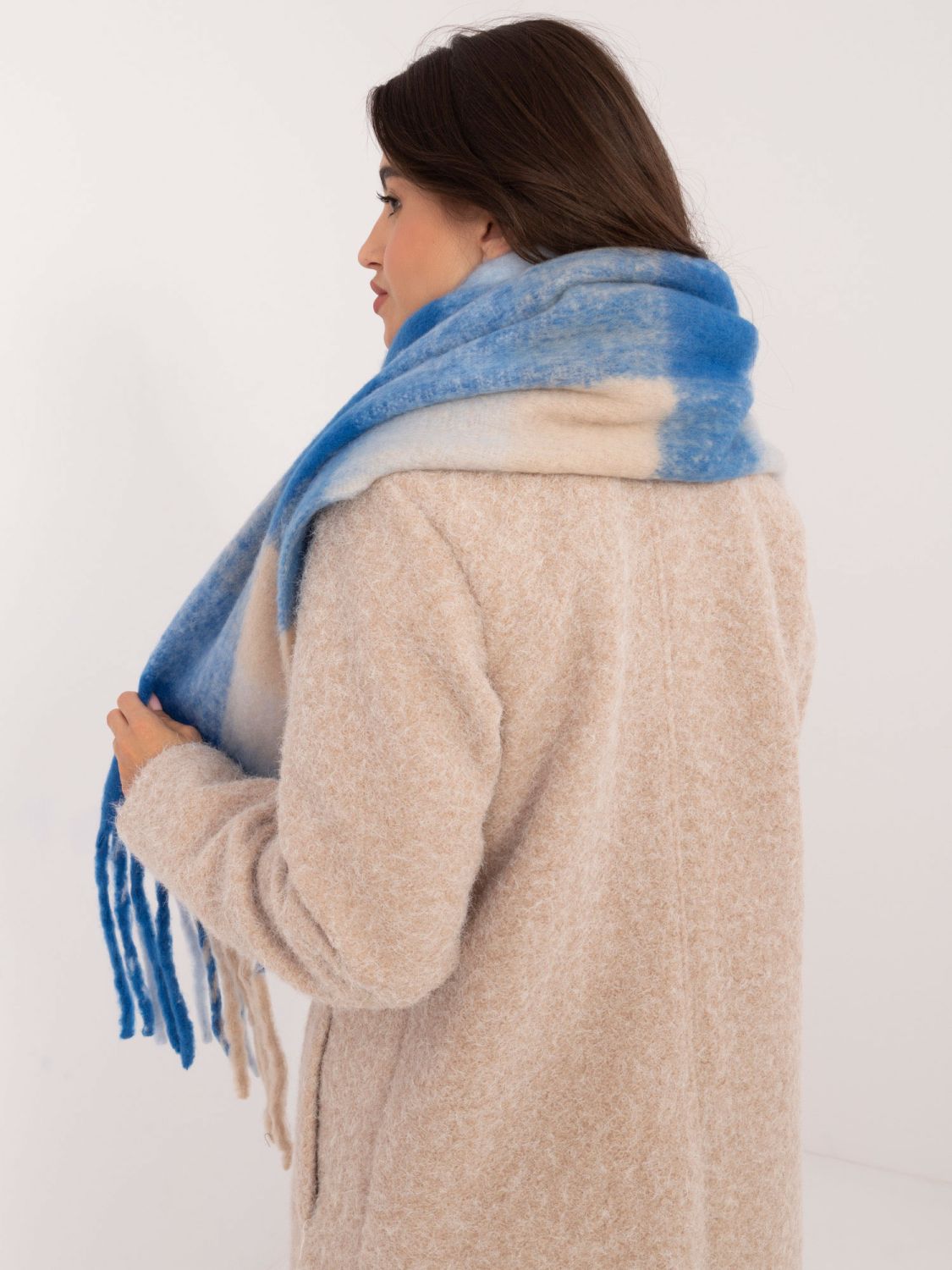 Eleganter blauer Schal mit Karomuster