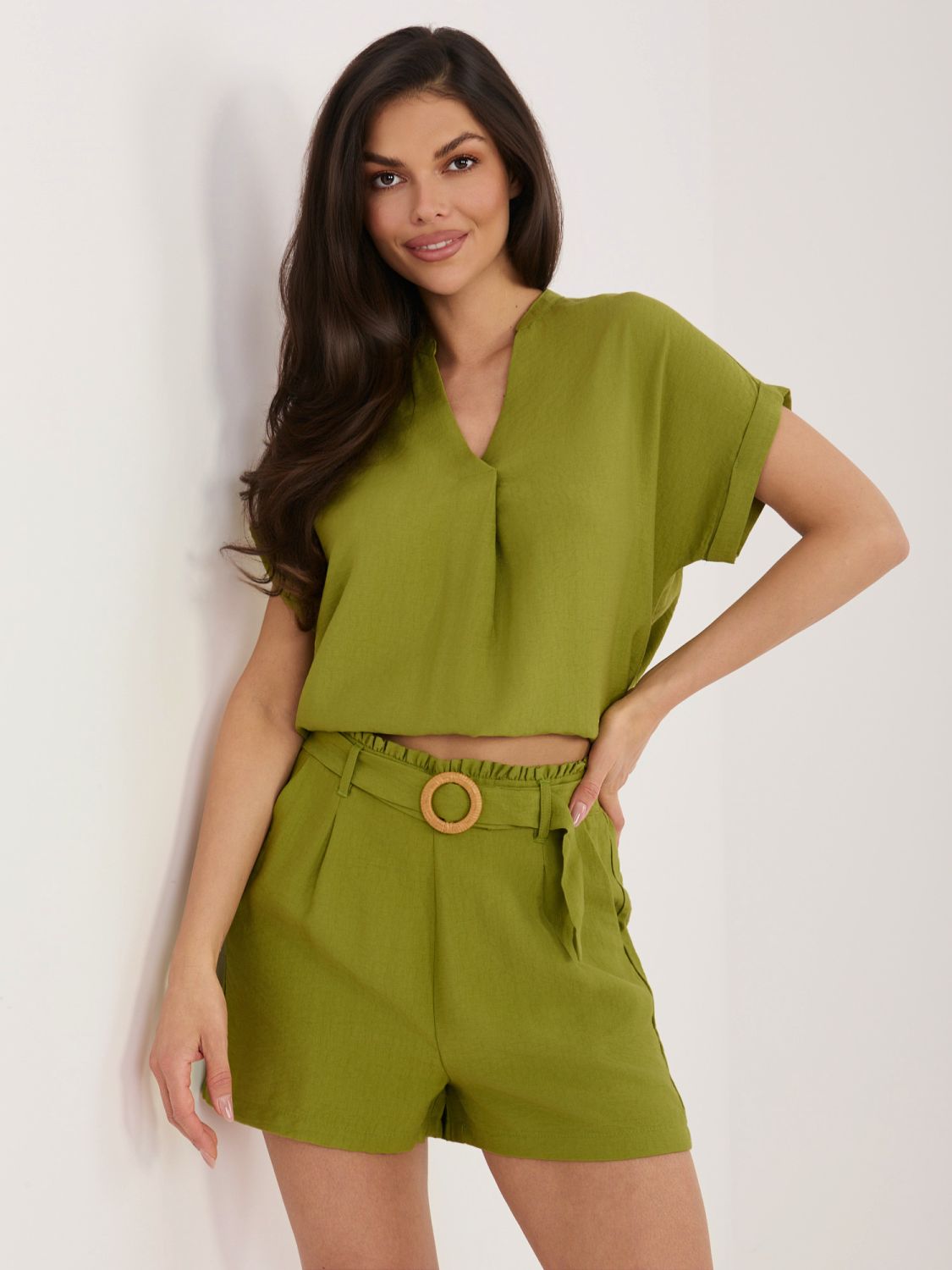 Damen-Shorts in Oliv mit Gürtel