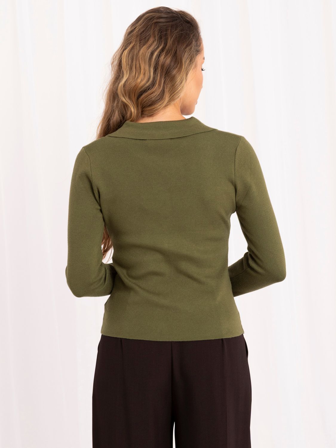 Eleganter khakifarbener Pullover mit Kragen und Knöpfen
