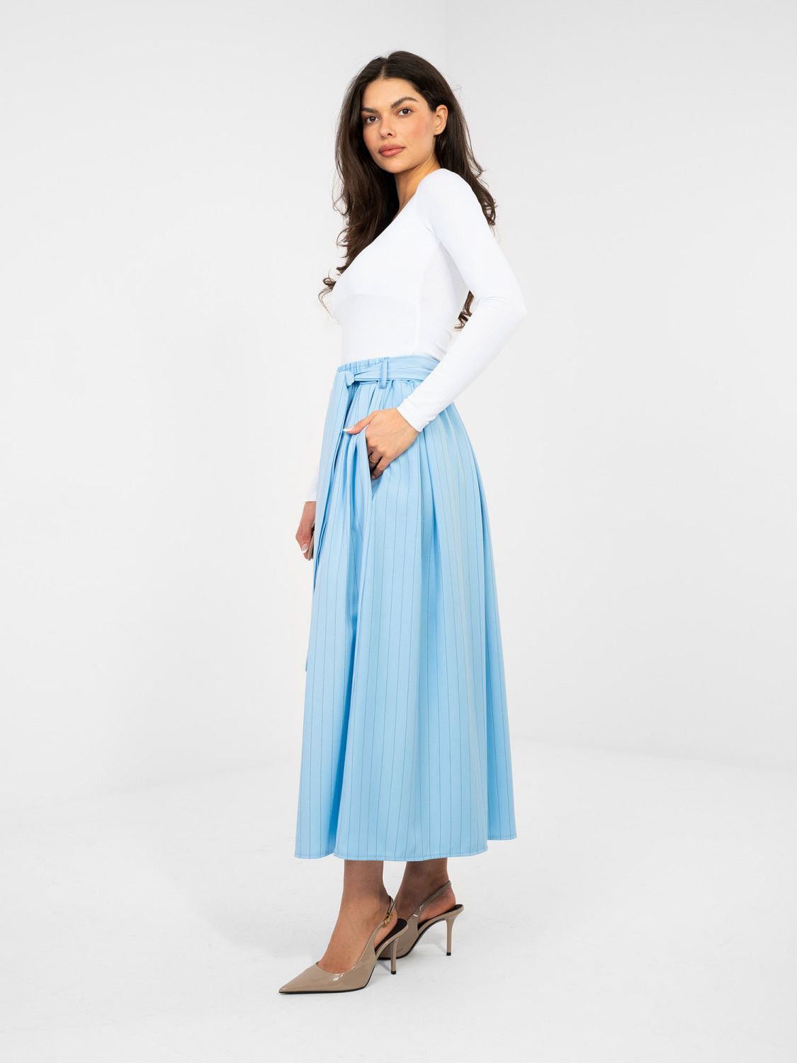 Eleganter blauer Midi-Rock mit Streifen und Gürtel