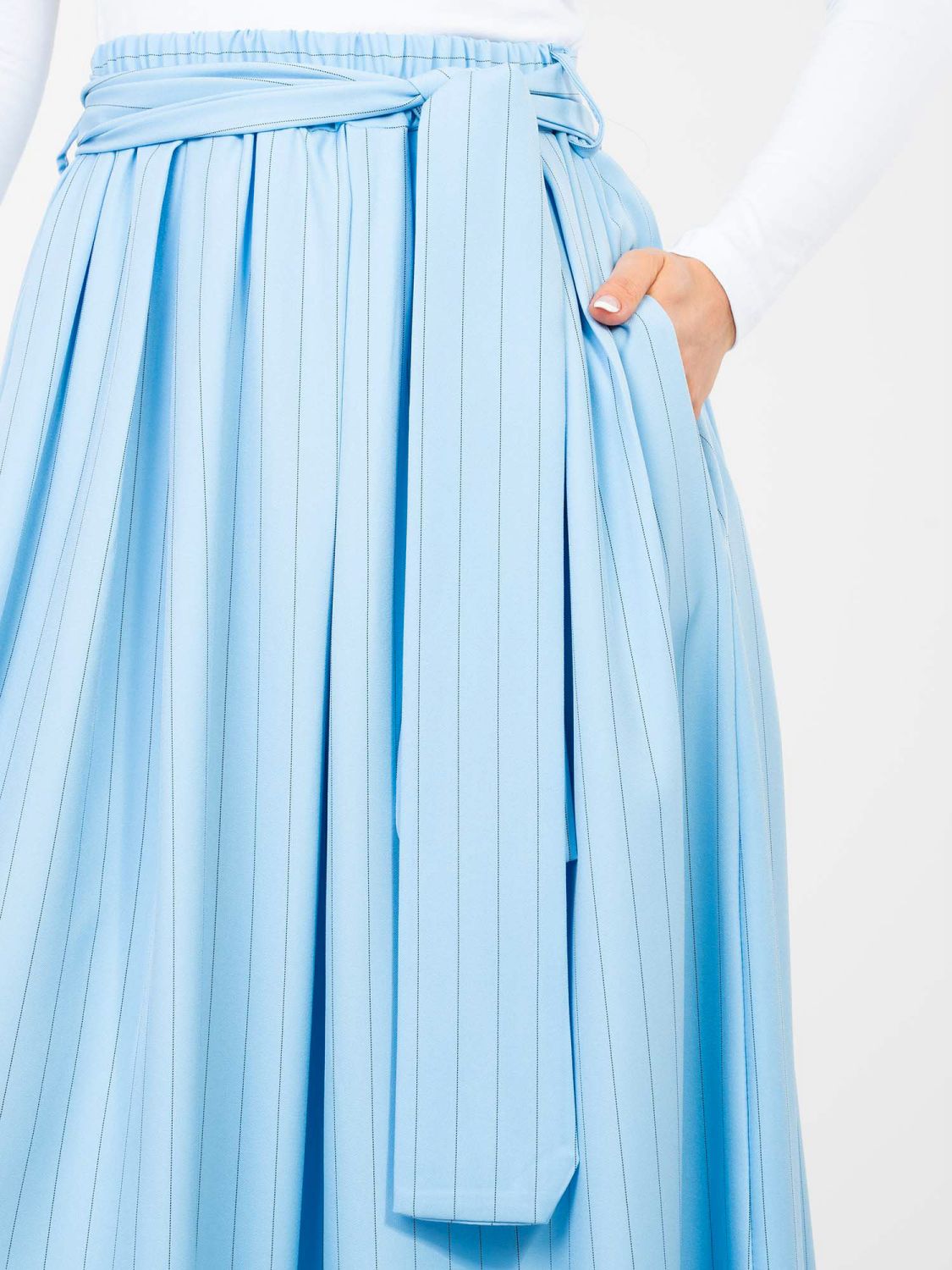 Eleganter blauer Midi-Rock mit Streifen und Gürtel