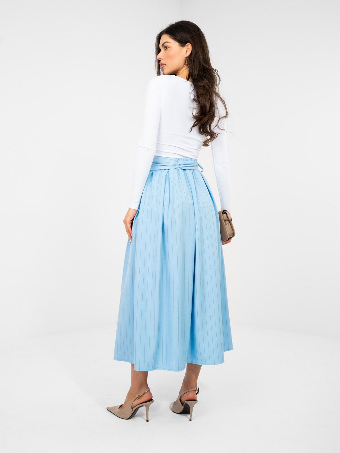 Eleganter blauer Midi-Rock mit Streifen und Gürtel