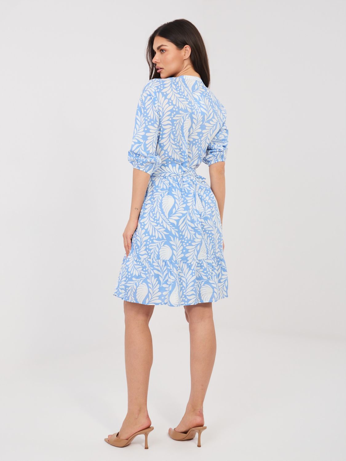 Blaues Kleid mit Print und Gürtel