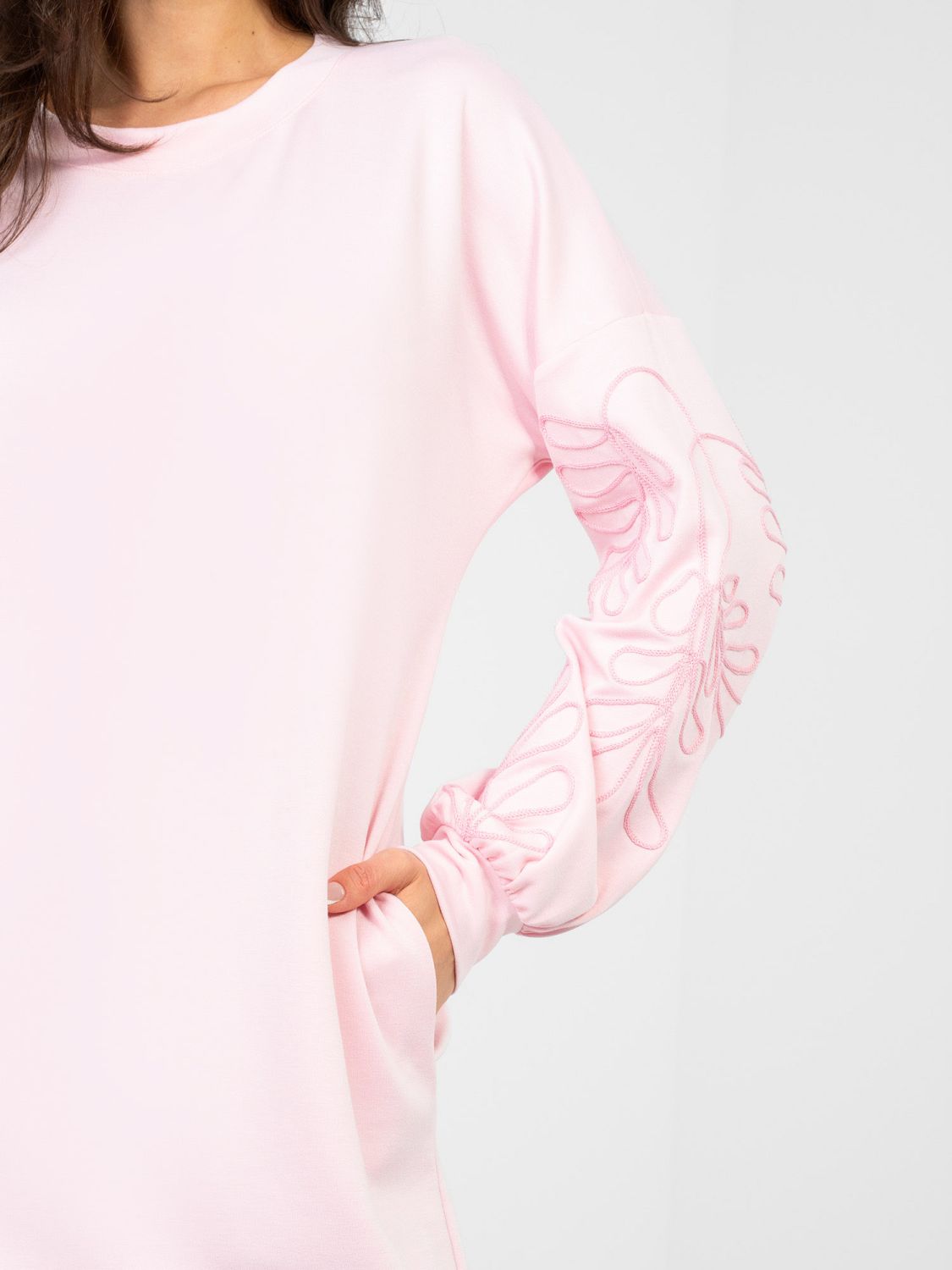 Rosa Minikleid mit Stickerei und Puffärmeln