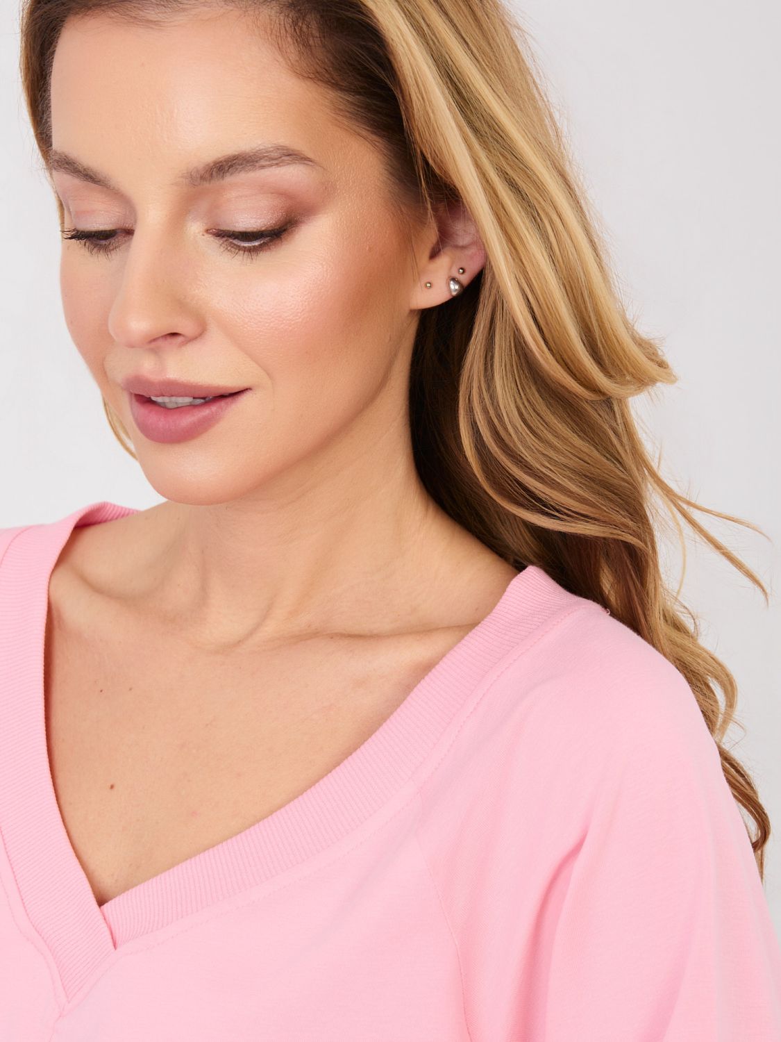 Rosa Sweatkleid mit 3/4-Ärmeln und V-Ausschnitt