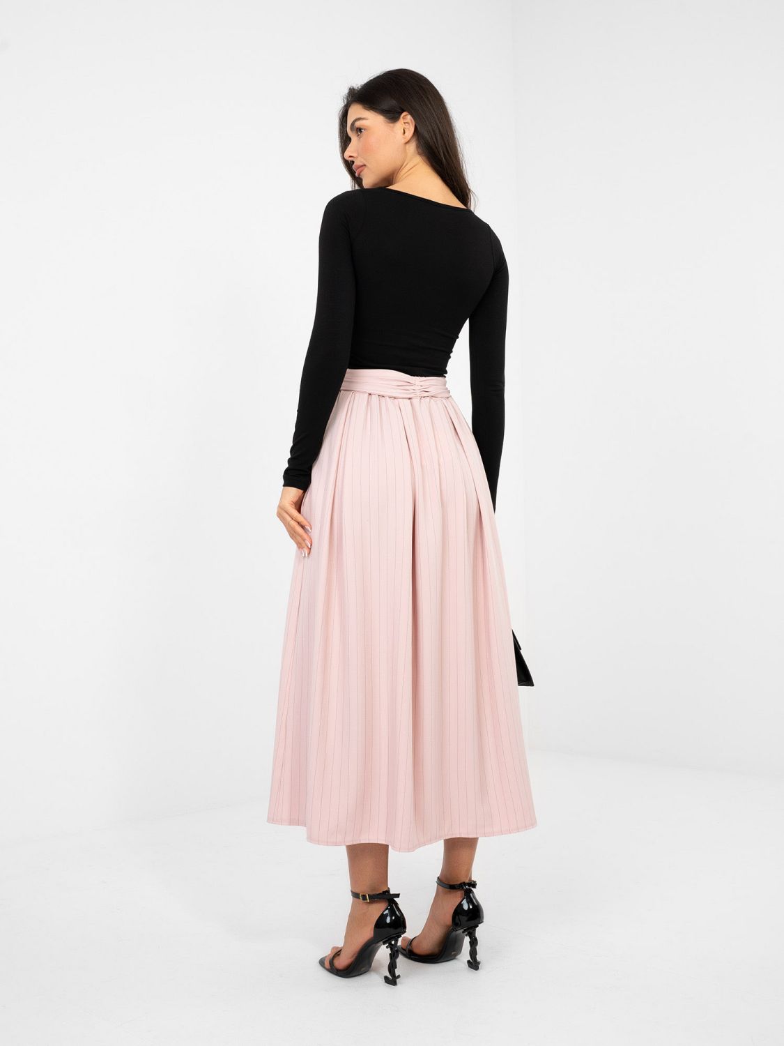 Eleganter rosafarbener Midi-Rock mit Streifen und Gürtel