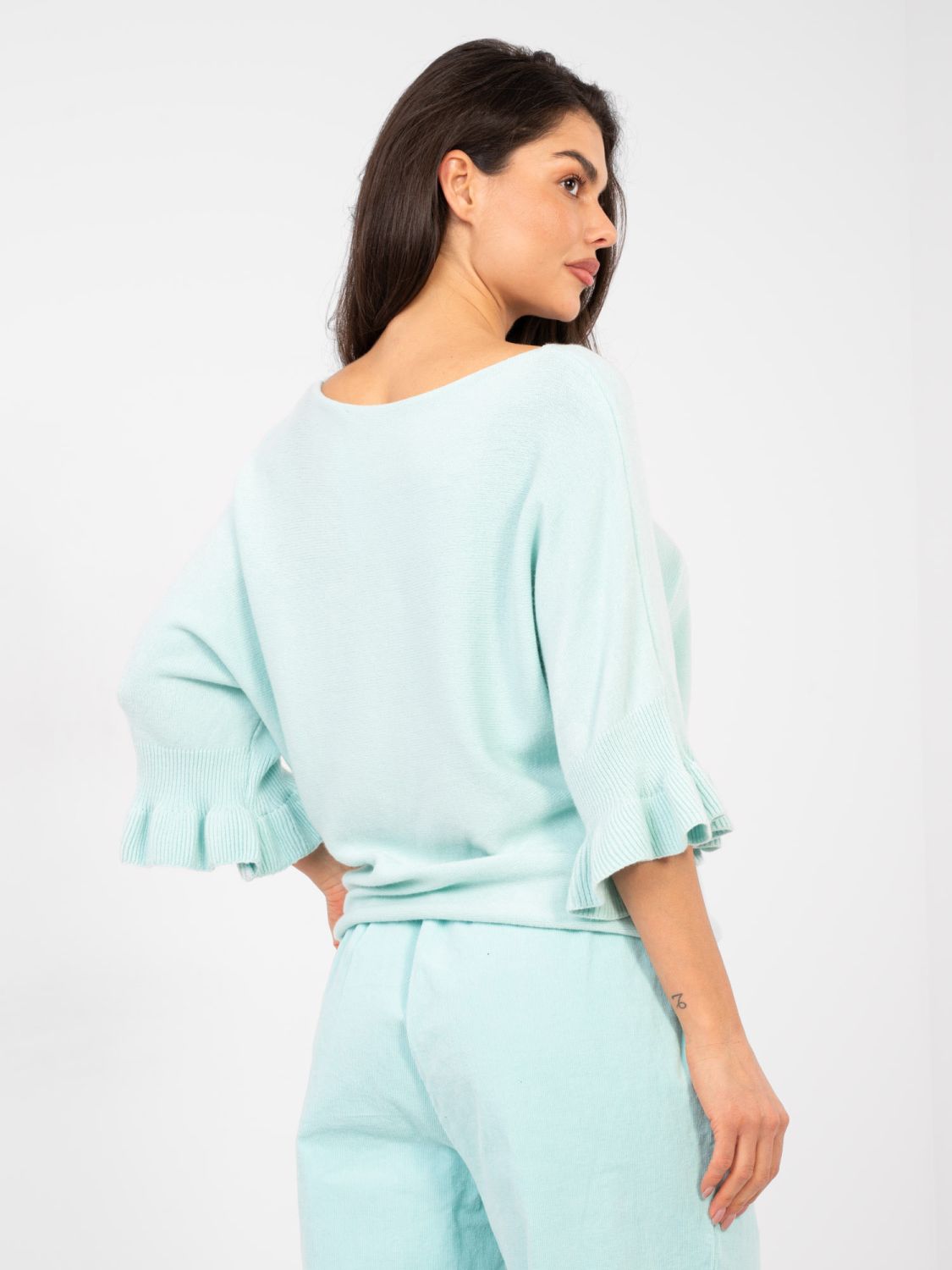 Eleganter hellblauer Pullover mit 3/4-Ärmeln und Volant